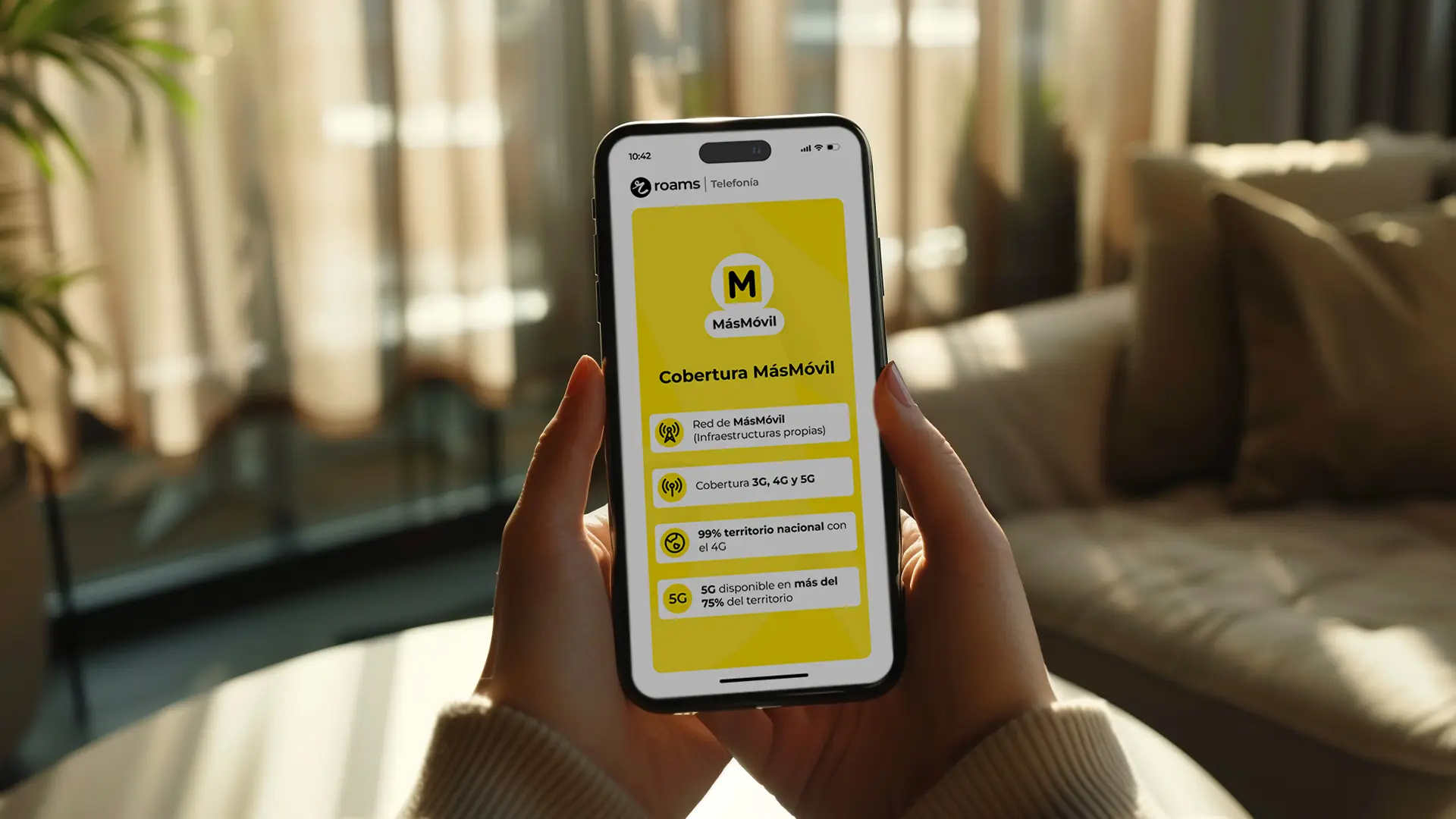 Asesora de Neksus MasOrange en La Zubia atendiendo a un cliente en la tienda